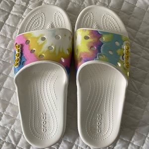 Crocs Unisex Classic Slide Open Toe Sandals- tie dye, Size 8 Women (6 Men).